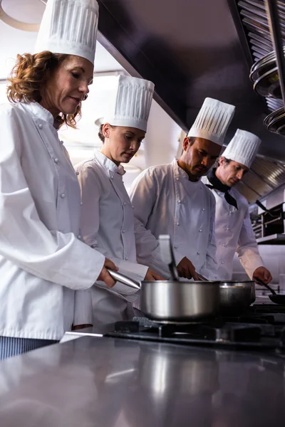 Chef-koks bereiden van voedsel in keuken — Stockfoto
