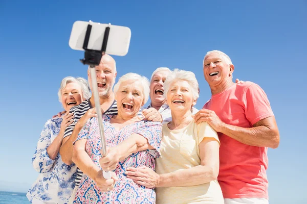 Senior vänner att ta selfie — Stockfoto