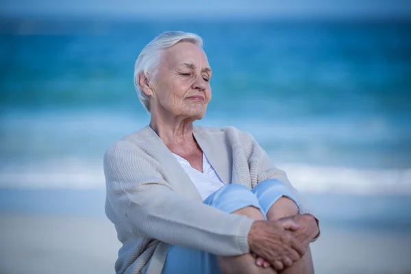 Pensiero donna matura giorno sognando — Foto Stock