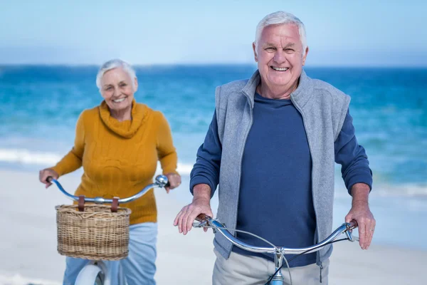 Pareja mayor con bicicletas — Foto de Stock