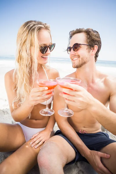 Pareja joven en gafas de sol brindis cóctel —  Fotos de Stock