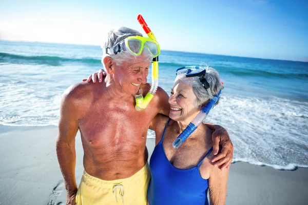 Starszy para z sprzęt plażowy — Zdjęcie stockowe