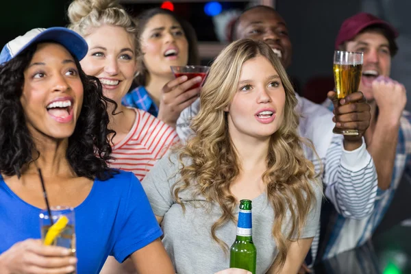 Amigos felizes assistindo esporte — Fotografia de Stock