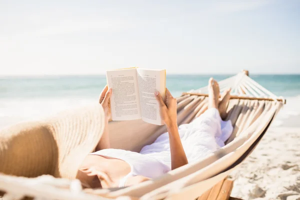 Woman reading book in hammock — Stock Photo, Image