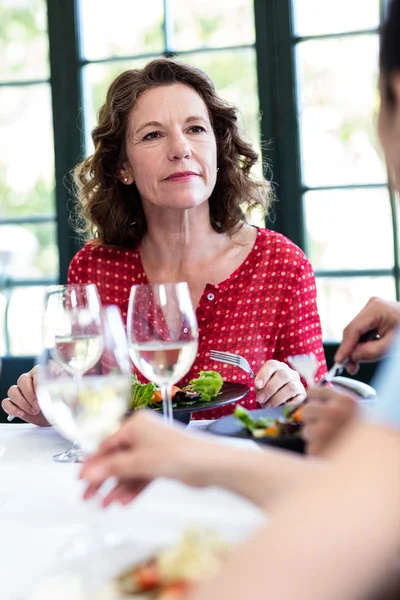 Mujer almorzando con amigos — Foto de Stock
