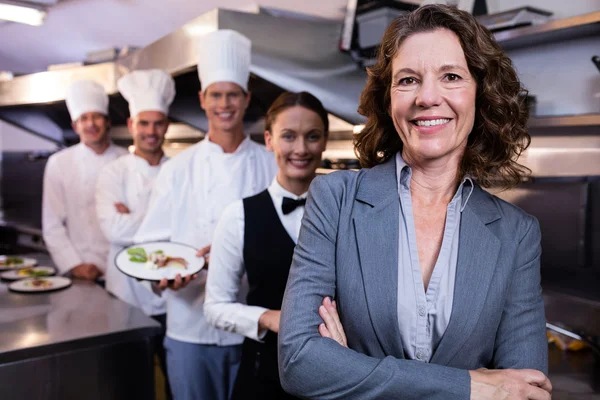 Restaurant manager posing in front of team — Stock Photo, Image