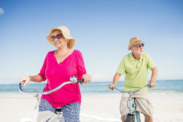 Starszy para będzie do jazdy na rowerze — Zdjęcie stockowe