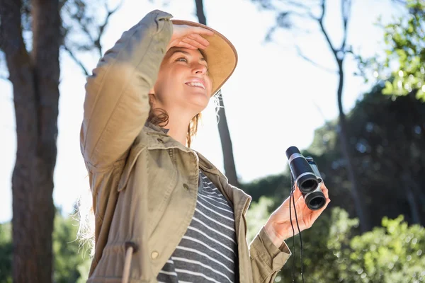 Frau mit Fernglas — Stockfoto