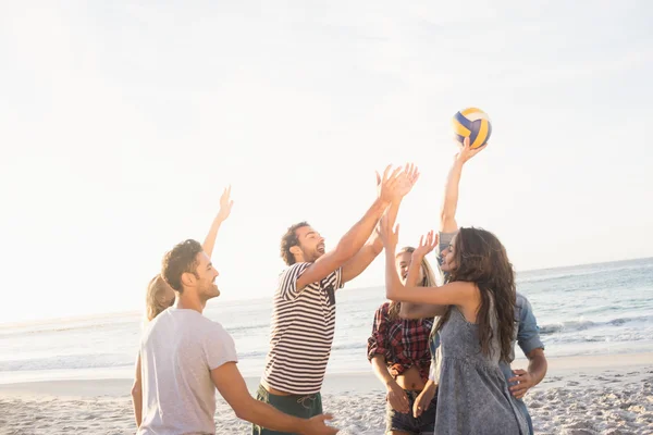 Amigos felizes jogando vôlei de praia — Fotografia de Stock