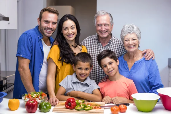 Šťastná rodina v kuchyni — Stock fotografie