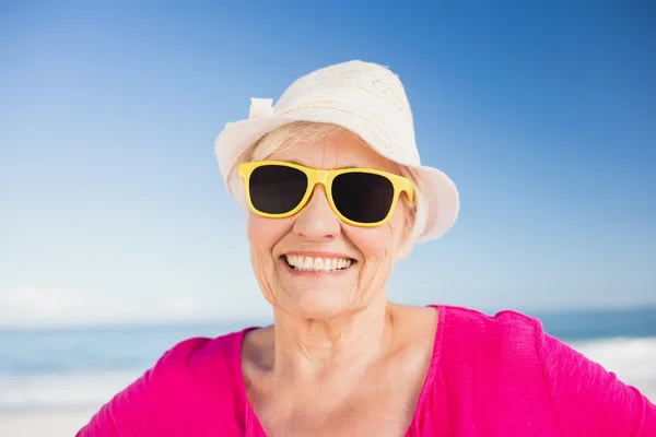 Портрет улыбающейся пожилой женщины — стоковое фото