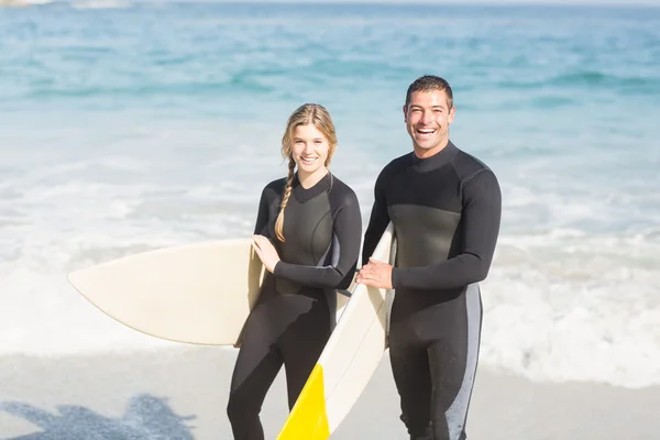 Retrato de pareja con tabla de surf caminando por la playa — Foto de Stock