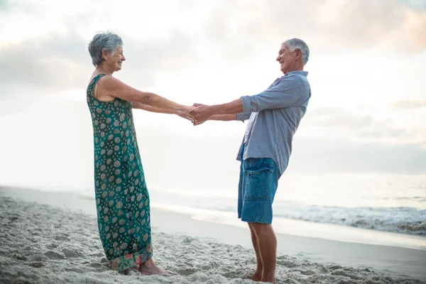 Sénior casal segurando as mãos — Fotografia de Stock