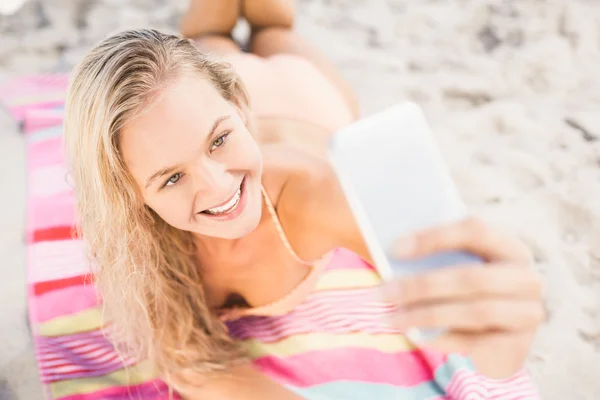 Mujer bonita en bikini tomando una selfie en la playa — Foto de Stock