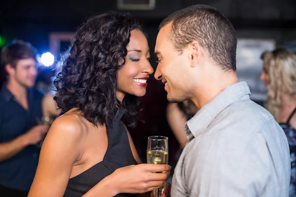 Sonriente pareja bebiendo champán — Foto de Stock