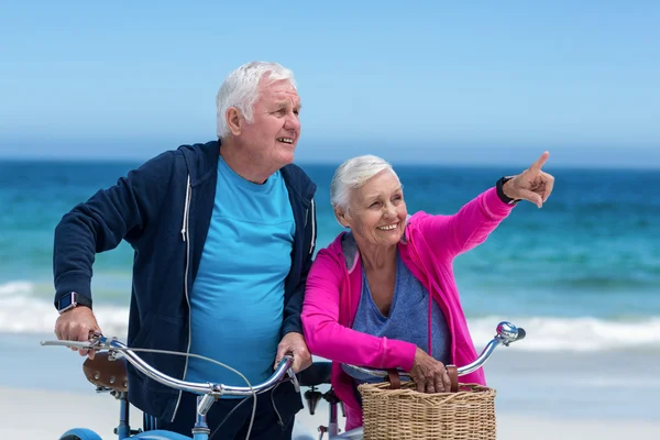 Pareja adulta con bicicletas — Foto de Stock