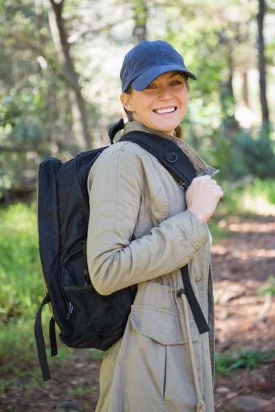 Mulher sorridente com mochila — Fotografia de Stock