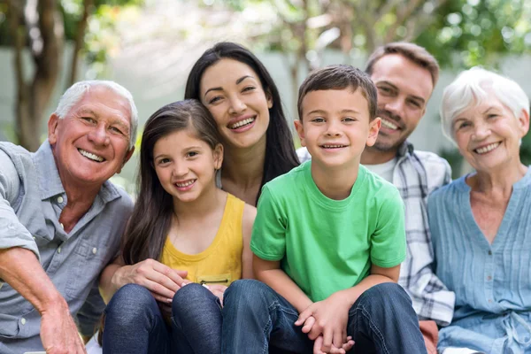 Lycklig familj i en park — Stockfoto