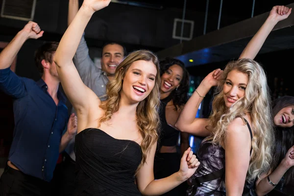 Amigos felices bailando juntos — Foto de Stock