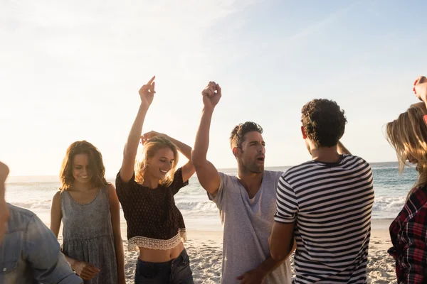 Amigos felices bailando juntos —  Fotos de Stock