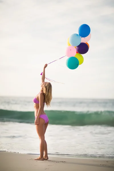Güzel bir kadın tutarak balon — Stok fotoğraf
