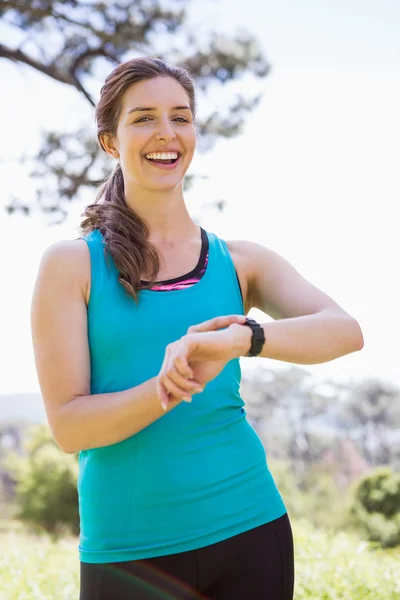 Lachende vrouw controleren haar horloge — Stockfoto