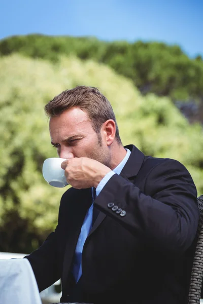 Seriöser Geschäftsmann trinkt Kaffee — Stockfoto
