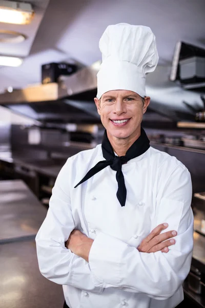 Chef de pie con los brazos cruzados — Foto de Stock