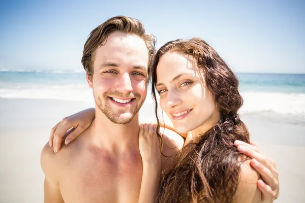 Retrato de jovem casal juntos na praia — Fotografia de Stock