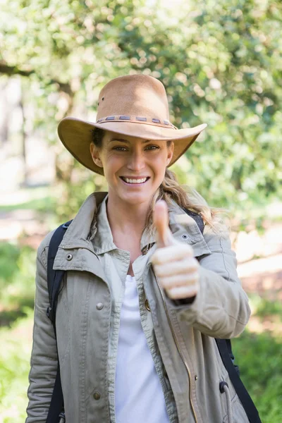 Mujer sonriente con pulgares arriba —  Fotos de Stock