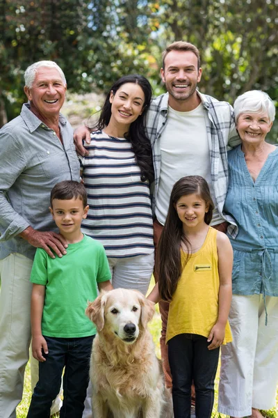 Familia feliz de pie en un parque —  Fotos de Stock