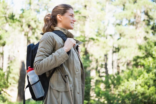 Femme souriante avec sac à dos — Photo