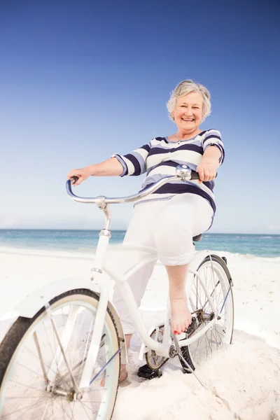 Senior vrouw op een fiets — Stockfoto