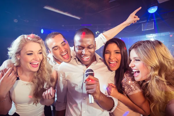 Des amis heureux chantent au karaoké — Photo
