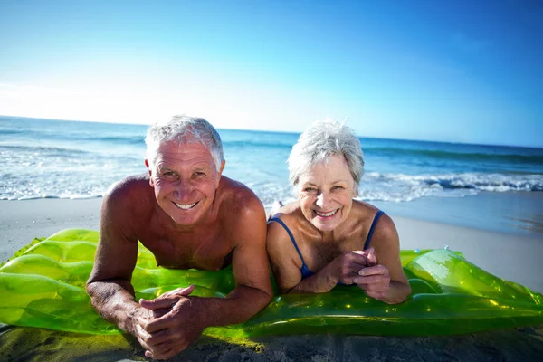 Äldre par liggande på luftmadrass — Stockfoto