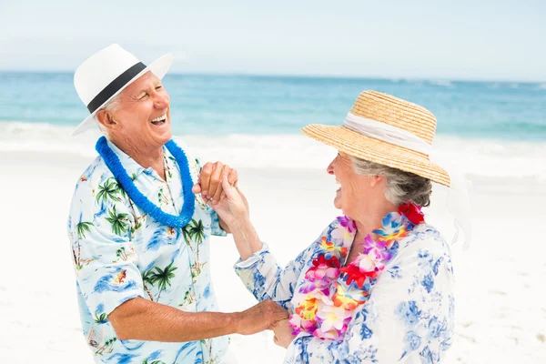 Pareja mayor bailando juntos en la playa —  Fotos de Stock