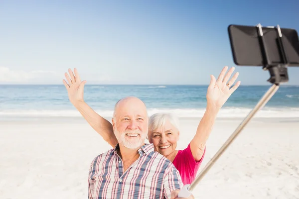 Starší pár přijetí selfie — Stock fotografie