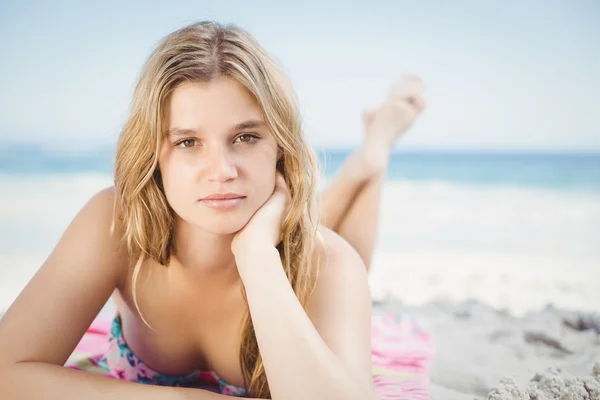 Retrato de mujer en bikini acostada en la playa —  Fotos de Stock