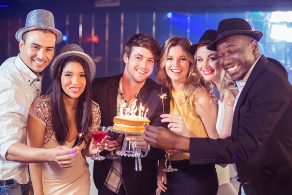 Felices amigos celebrando cumpleaños con pastel —  Fotos de Stock