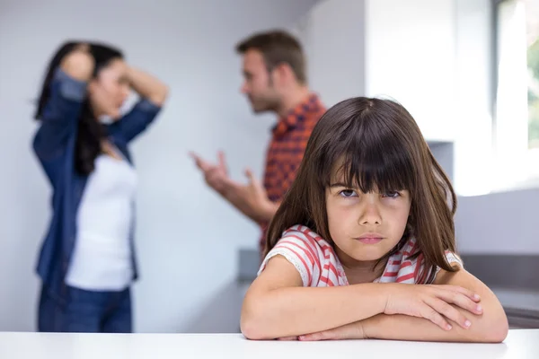 伤心的女孩听到她的父母争吵 — 图库照片
