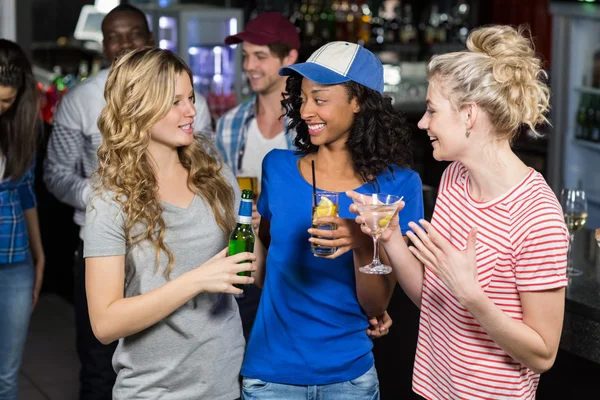 Happy přátelé pití koktejlů — Stock fotografie
