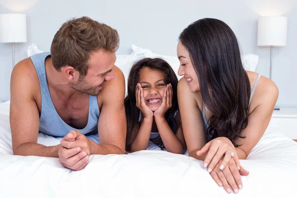 Família feliz em seu quarto — Fotografia de Stock