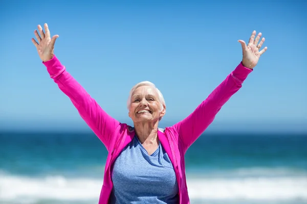 Reife Frau streckt ihre Arme aus — Stockfoto