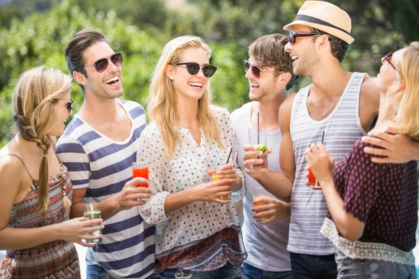 Группа счастливых друзей, пьющих сок — стоковое фото