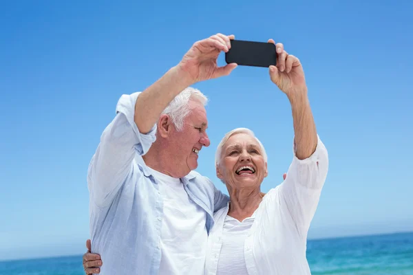 Seniorenpaar macht ein Selfie — Stockfoto