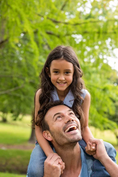 Father carrying daughter on shoulders — Stock Photo, Image