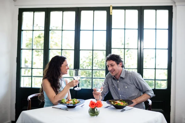 Couple holding wine glasses and interacting — Stock Photo, Image