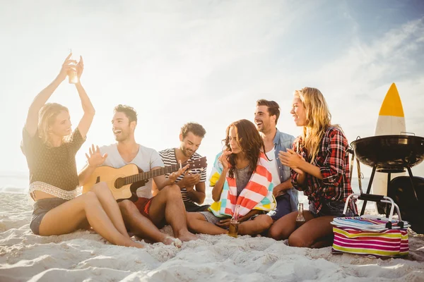 Gelukkige vrienden met plezier in de buurt van barbecue — Stockfoto