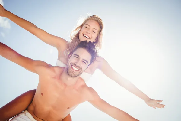 Freund gibt Freundin Huckepack zurück — Stockfoto