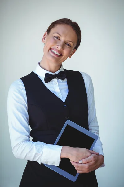 Camarera sonriente sosteniendo una tableta —  Fotos de Stock